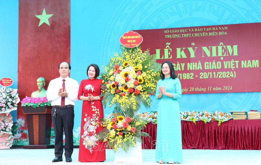 Trường THPT chuyên Biên Hoà kỷ niệm 42 năm Ngày Nhà giáo Việt Nam