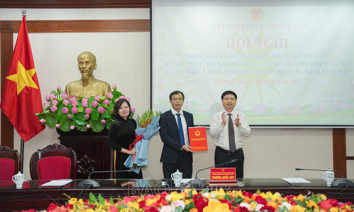 UBND tỉnh trao Giấy chứng nhận đầu tư xây dựng và kinh doanh kết cấu hạ tầng KCN Thanh Bình II