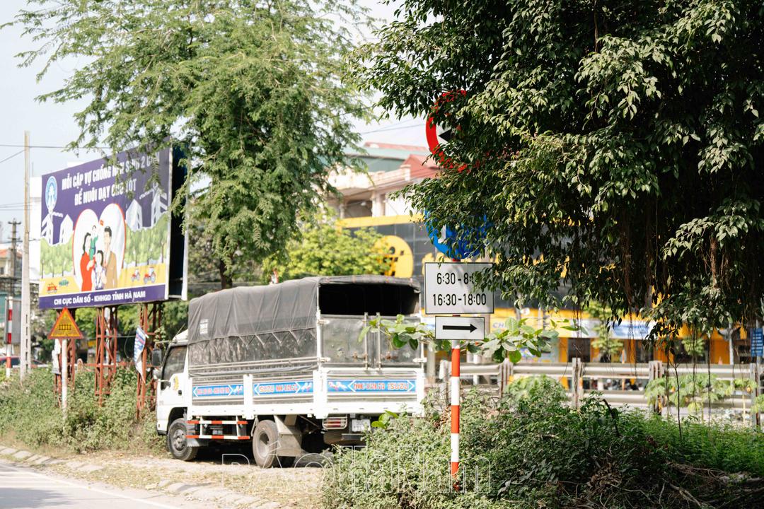 Nhiều biển báo giao thông bị che khuất, gây khó khăn cho người tham gia giao thông