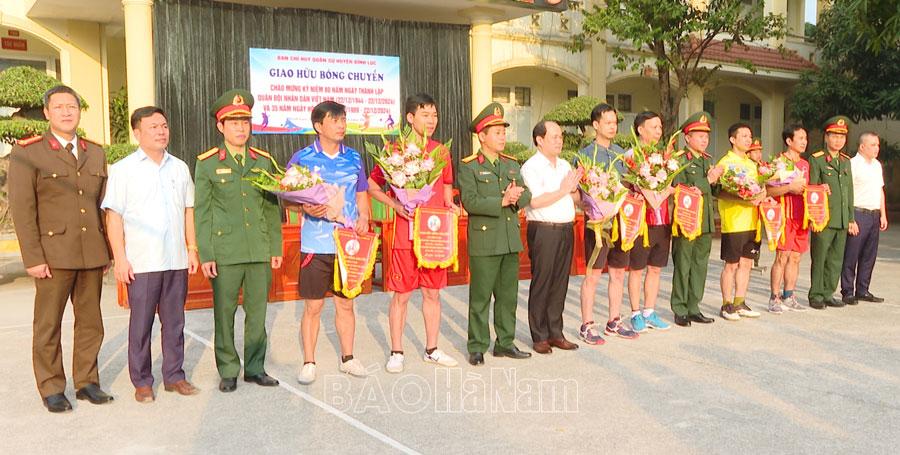 Ban CHQS huyện Bình Lục giao hữu bóng chuyền kỷ niệm 80 năm Ngày thành lập Quân đội nhân dân Việt Nam