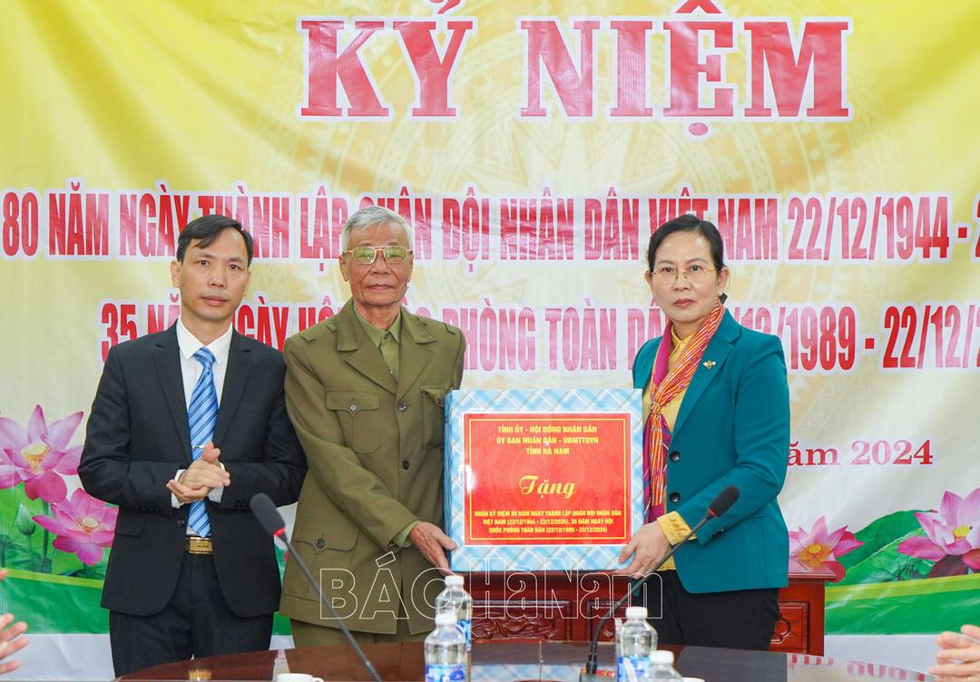 Đồng chí Bí thư Tỉnh ủy Lê Thị Thủy thăm, tặng quà tại Kim Bảng nhân kỷ niệm 80 năm Ngày thành lập QĐND Việt Nam