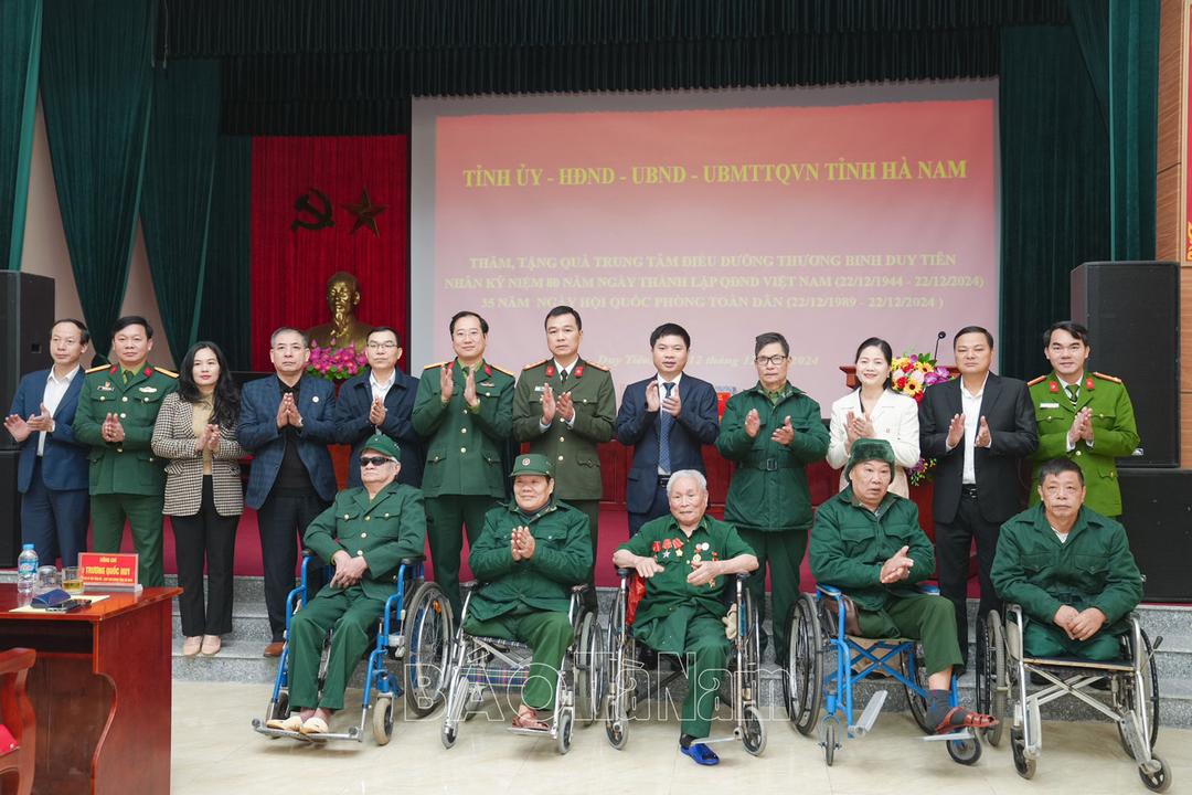 Đồng chí Chủ tịch UBND tỉnh Trương Quốc Huy thăm, tặng quà Trung tâm Điều dưỡng Thương binh Duy Tiên