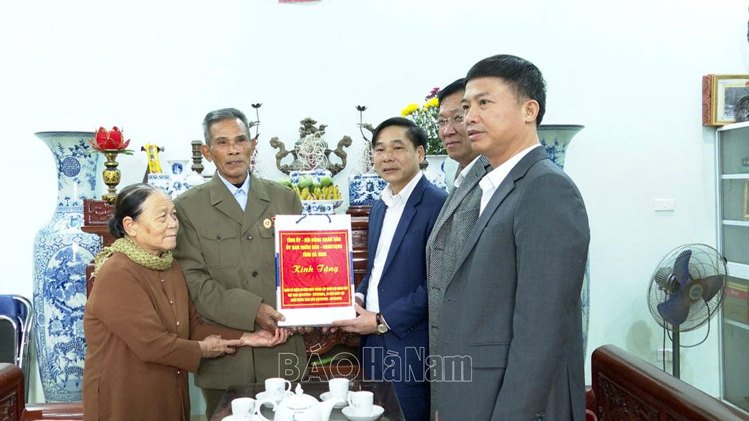 Các đồng chí lãnh đạo tỉnh thăm, tặng quà nhân kỷ niệm 80 năm Ngày thành lập Quân đội Nhân dân Việt Nam