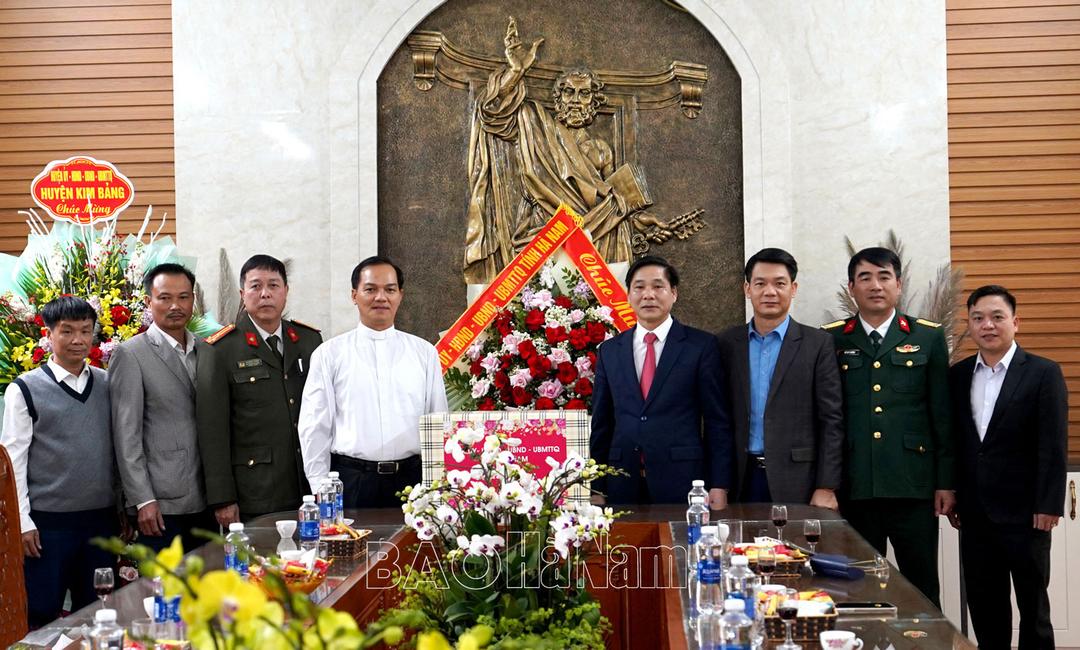 Các đồng chí lãnh đạo tỉnh thăm, chúc mừng các giáo xứ nhân dịp Lễ Giáng sinh năm 2024