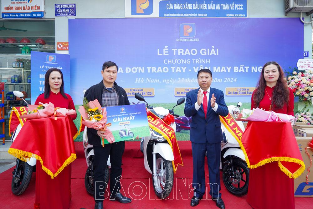 Công ty Xăng dầu Hà Nam trao thưởng chương trình “Hóa đơn trao tay – Vận may bất ngờ”