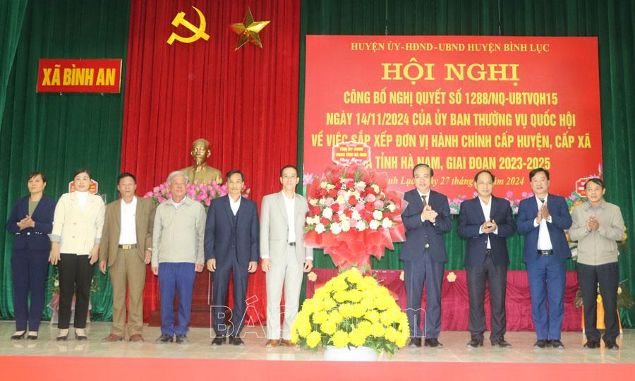 Bình Lục công bố Nghị quyết của Ủy ban Thường vụ Quốc hội về sắp xếp đơn vị hành chính cấp huyện, cấp xã tỉnh Hà Nam giai đoạn 2023 - 2025