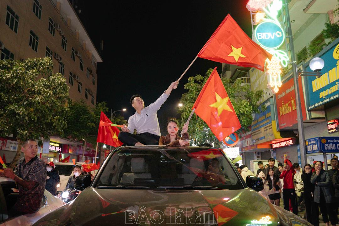 Người dân ăn mừng chiến thắng cùng với đội tuyển Việt Nam