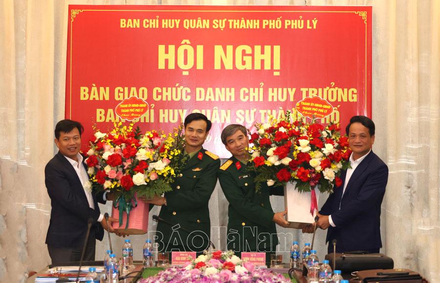 Bàn giao chức vụ Chỉ huy trưởng Ban CHQS thành phố Phủ Lý
