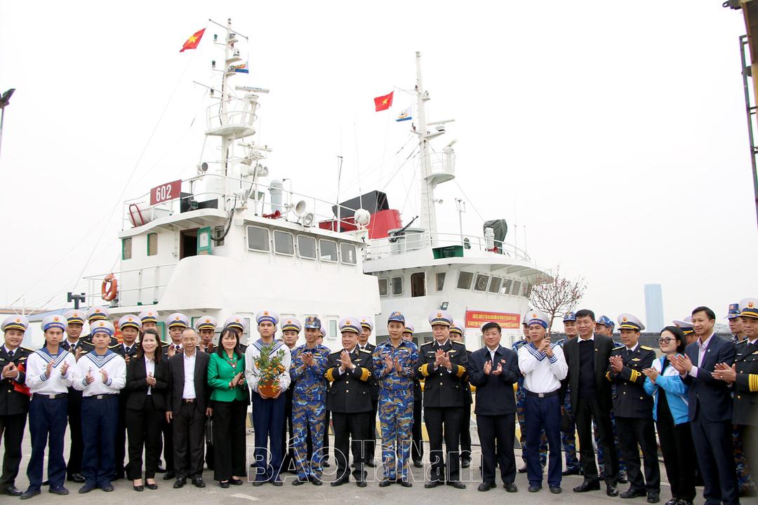 Mang mùa xuân ra đảo