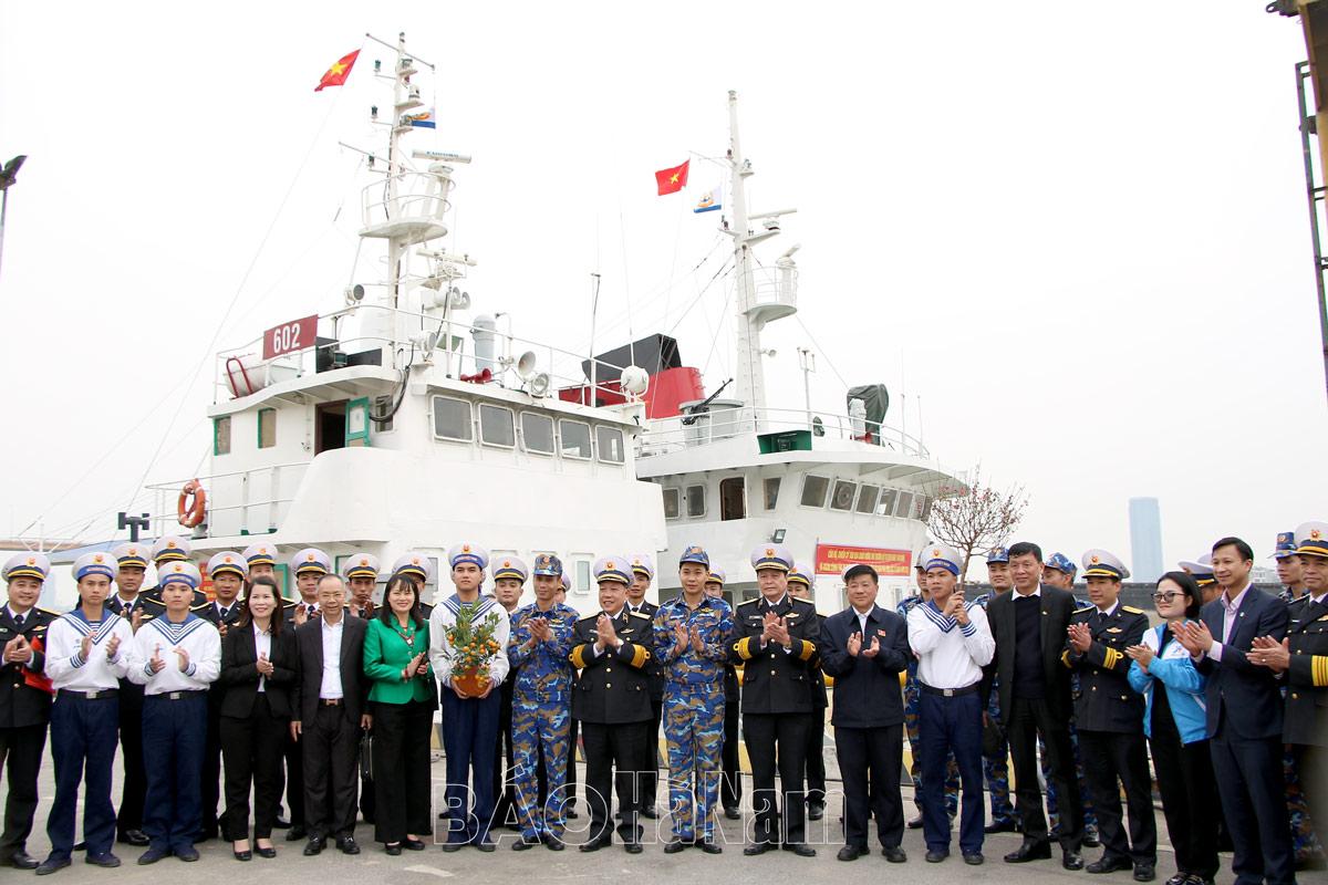 Mang mùa xuân ra đảo