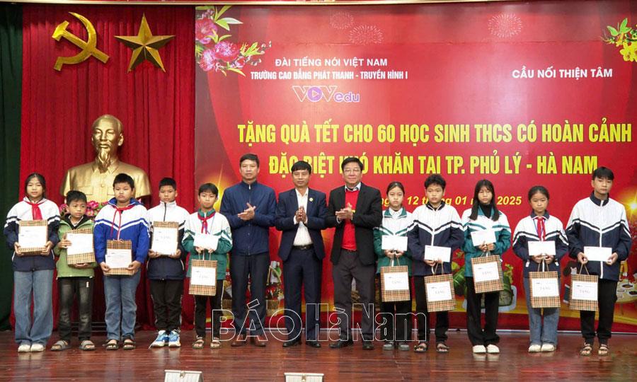 Tặng quà Tết cho học sinh THCS có hoàn cảnh đặc biệt khó khăn ở thành phố Phủ Lý