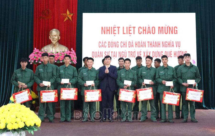 Thị xã Duy Tiên đón nhận quân nhân hoàn thành nghĩa vụ quân sự