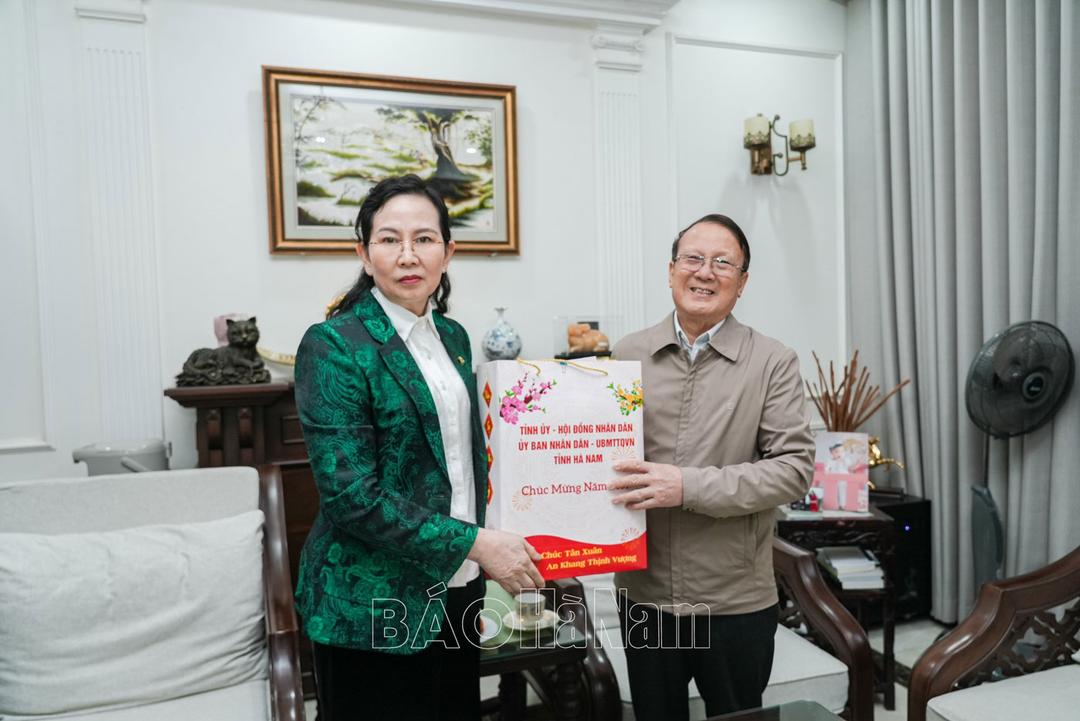 Đồng chí Bí thư Tỉnh ủy Lê Thị Thủy thăm, tặng quà nhân dịp Tết Nguyên đán Ất Tỵ 2025