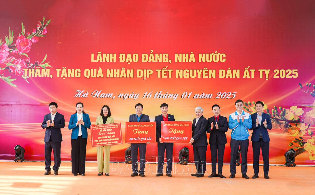 Chủ tịch Ủy ban Trung ương MTTQ Việt Nam Đỗ Văn Chiến thăm, tặng quà Tết hộ nghèo, công nhân lao động, người có hoàn cảnh khó khăn