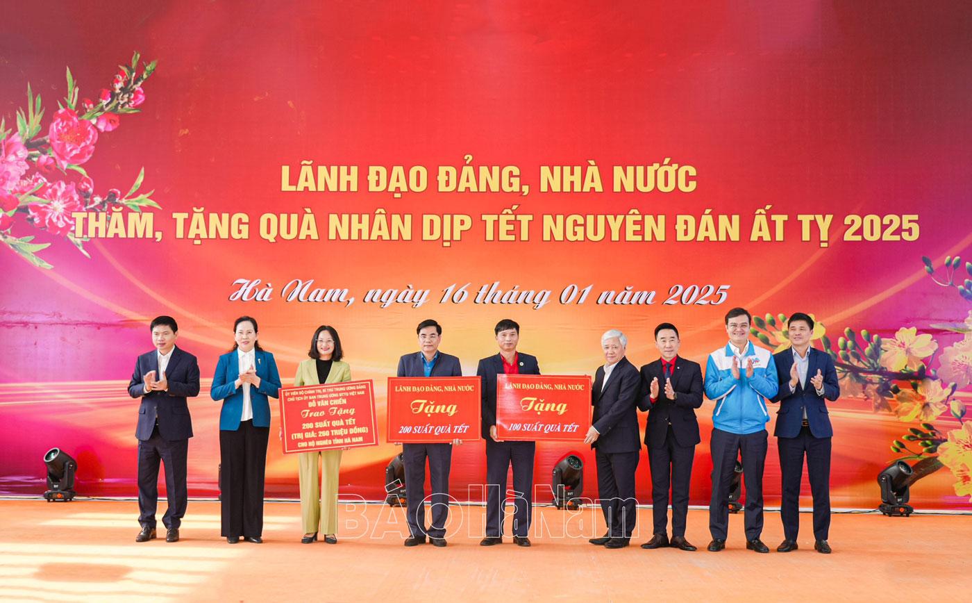 Chủ tịch Ủy ban Trung ương MTTQ Việt Nam Đỗ Văn Chiến thăm, tặng quà Tết hộ nghèo, công nhân lao động, người có hoàn cảnh khó khăn