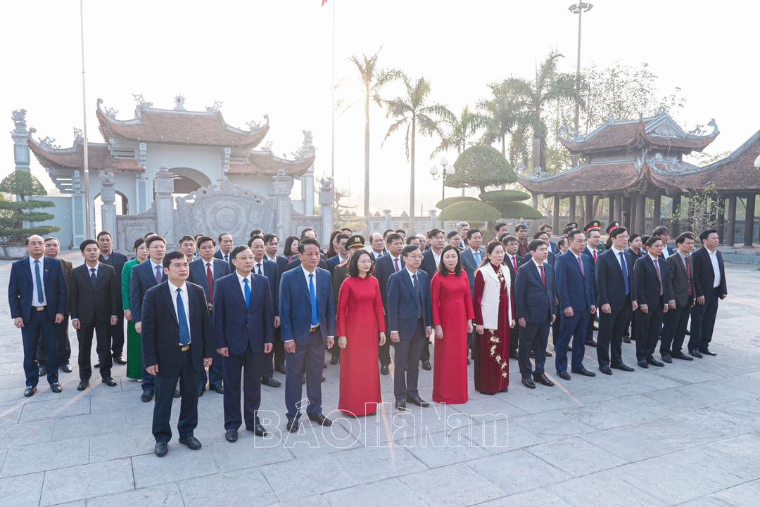Các đồng chí lãnh đạo tỉnh dâng hương tưởng nhớ Chủ tịch Hồ Chí Minh và các Anh hùng liệt sỹ