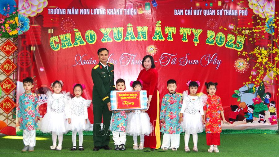 Gần 300 học sinh Trường Mầm non Lương Khánh Thiện tham gia chương trình “Xuân yêu thương - Tết sum vầy” năm 2025