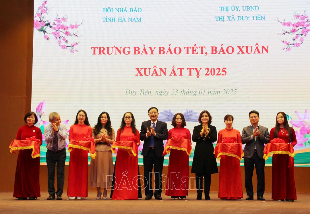 Khai mạc Trưng bày báo Tết, báo Xuân Ất Tỵ 2025 tại thị xã Duy Tiên