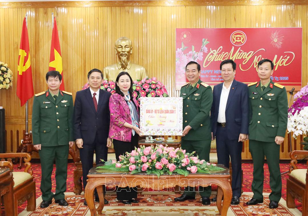 Tư lệnh Quân đoàn 12 - Bộ Quốc phòng chúc Tết Đảng bộ, chính quyền, quân và dân tỉnh Hà Nam