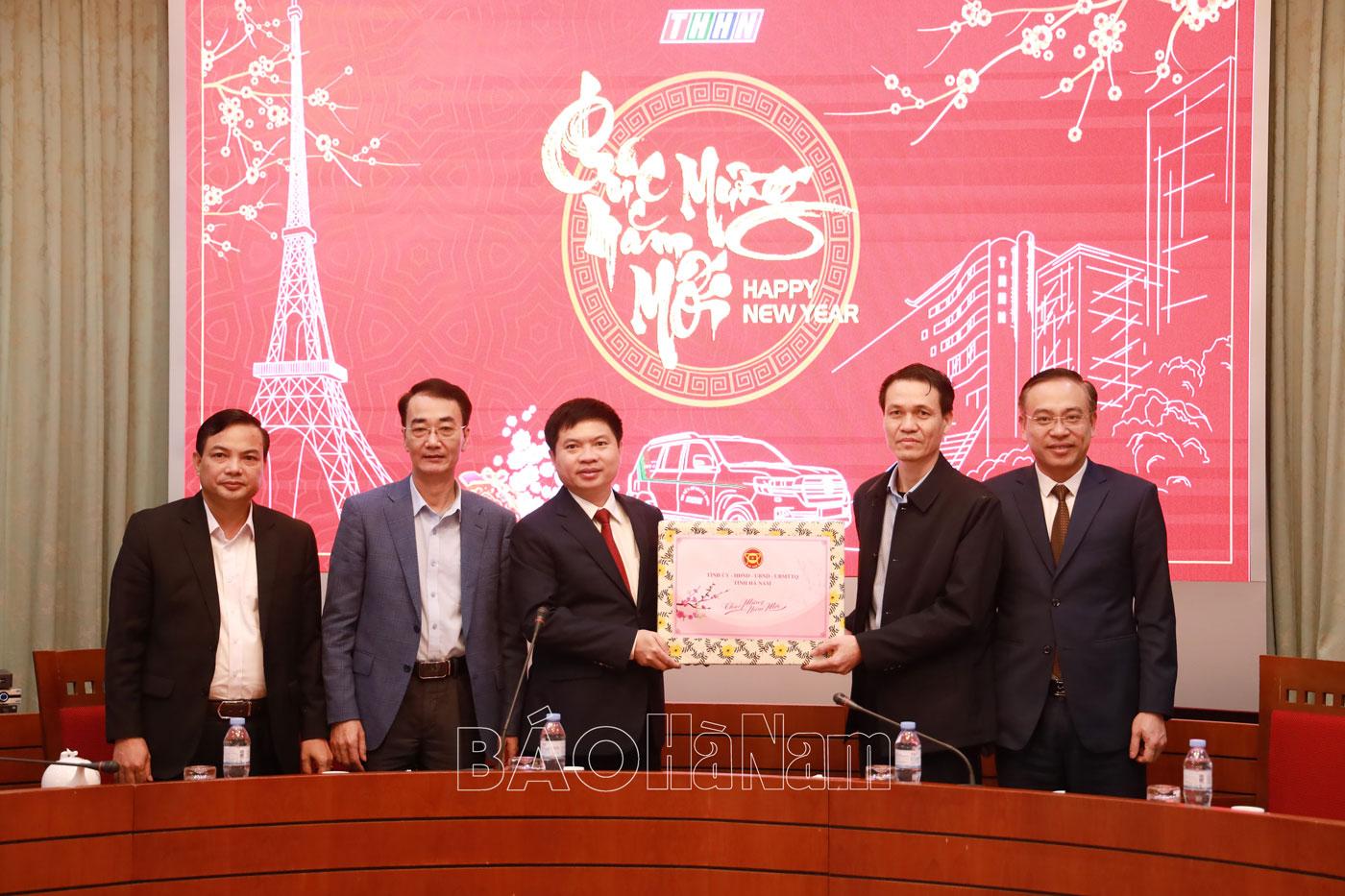 Đồng chí Chủ tịch UBND tỉnh Trương Quốc Huy thăm, động viên các đơn vị trực Tết