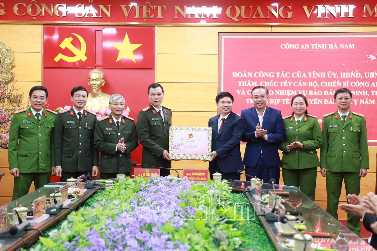 Đồng chí Chủ tịch UBND tỉnh Trương Quốc Huy thăm, chúc Tết Công an tỉnh