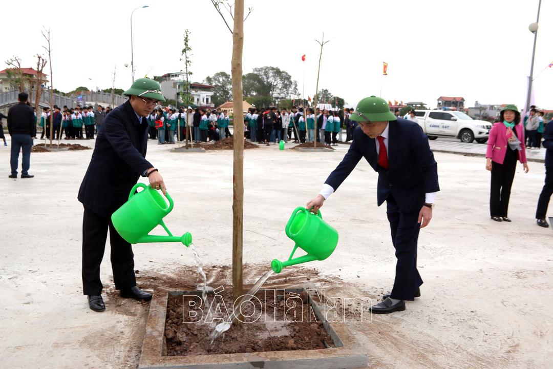 Các đồng chí lãnh đạo tỉnh kiểm tra sản xuất đầu năm và tham gia Tết trồng cây tại các địa phương