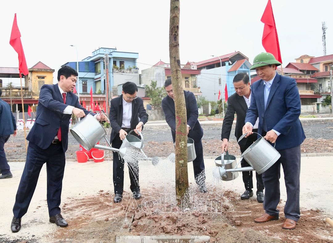 Đồng chí Chủ tịch UBND tỉnh Trương Quốc Huy kiểm tra sản xuất đầu năm và tham gia "Tết trồng cây" tại thị xã Duy Tiên