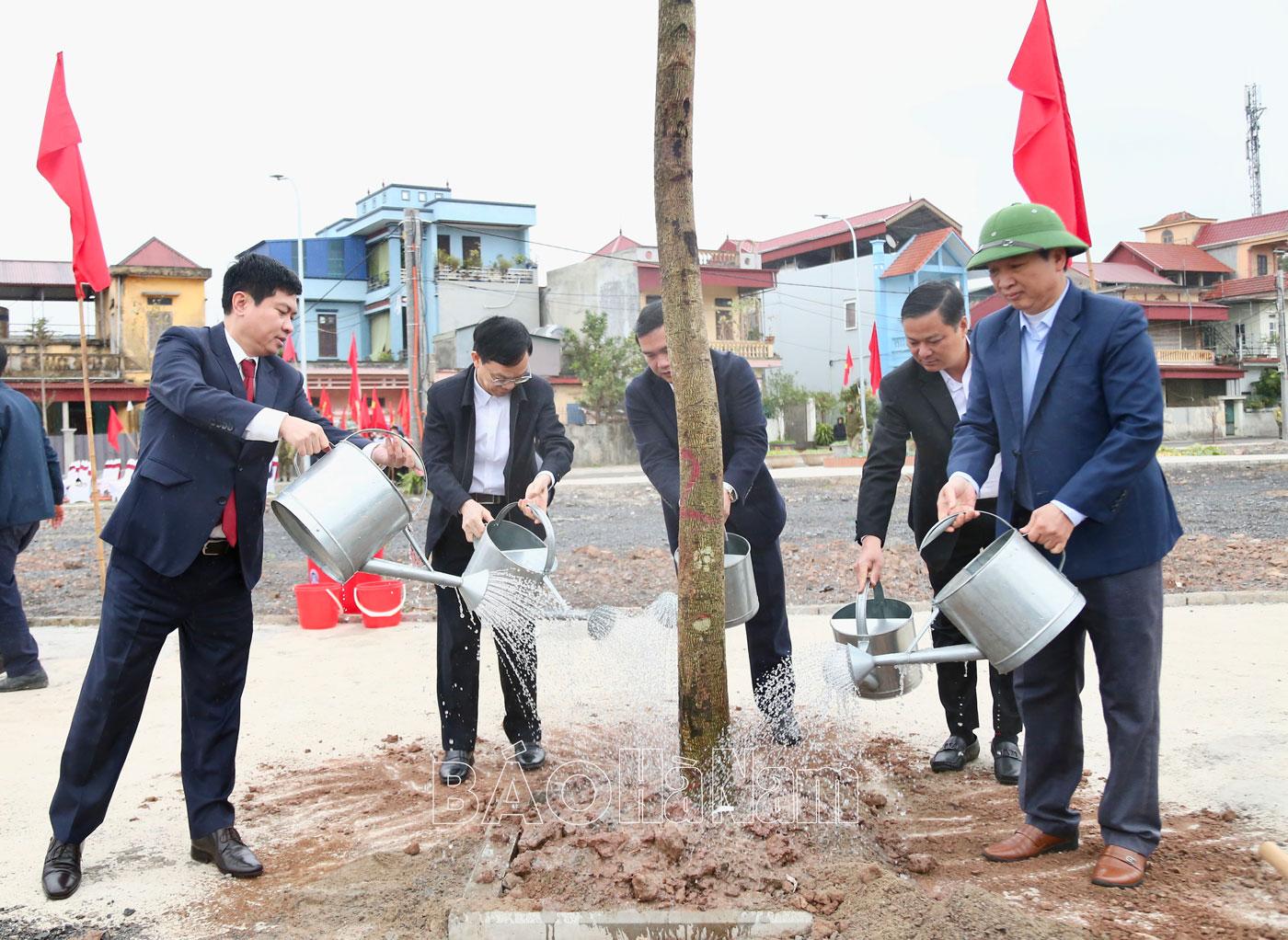 Đồng chí Chủ tịch UBND tỉnh Trương Quốc Huy kiểm tra sản xuất đầu năm và tham gia "Tết trồng cây" tại thị xã Duy Tiên