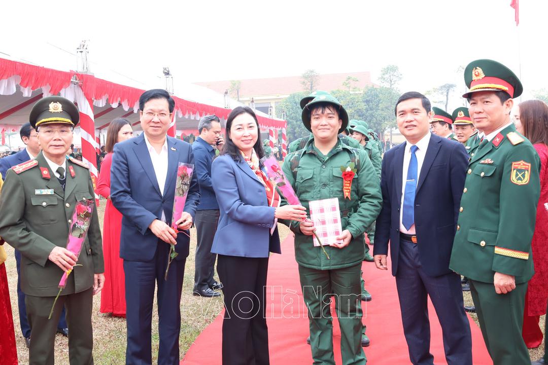 Đồng chí Phó Bí thư Thường trực Tỉnh ủy Đinh Thị Lụa dự Lễ giao nhận quân tại thị xã Duy Tiên