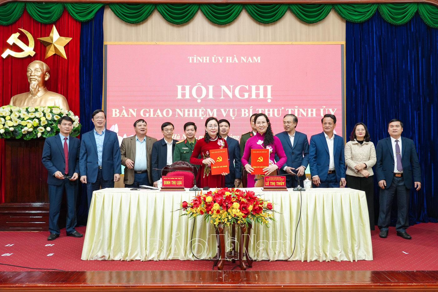 Bàn giao nhiệm vụ Bí thư Tỉnh ủy nhiệm kỳ 2020-2025