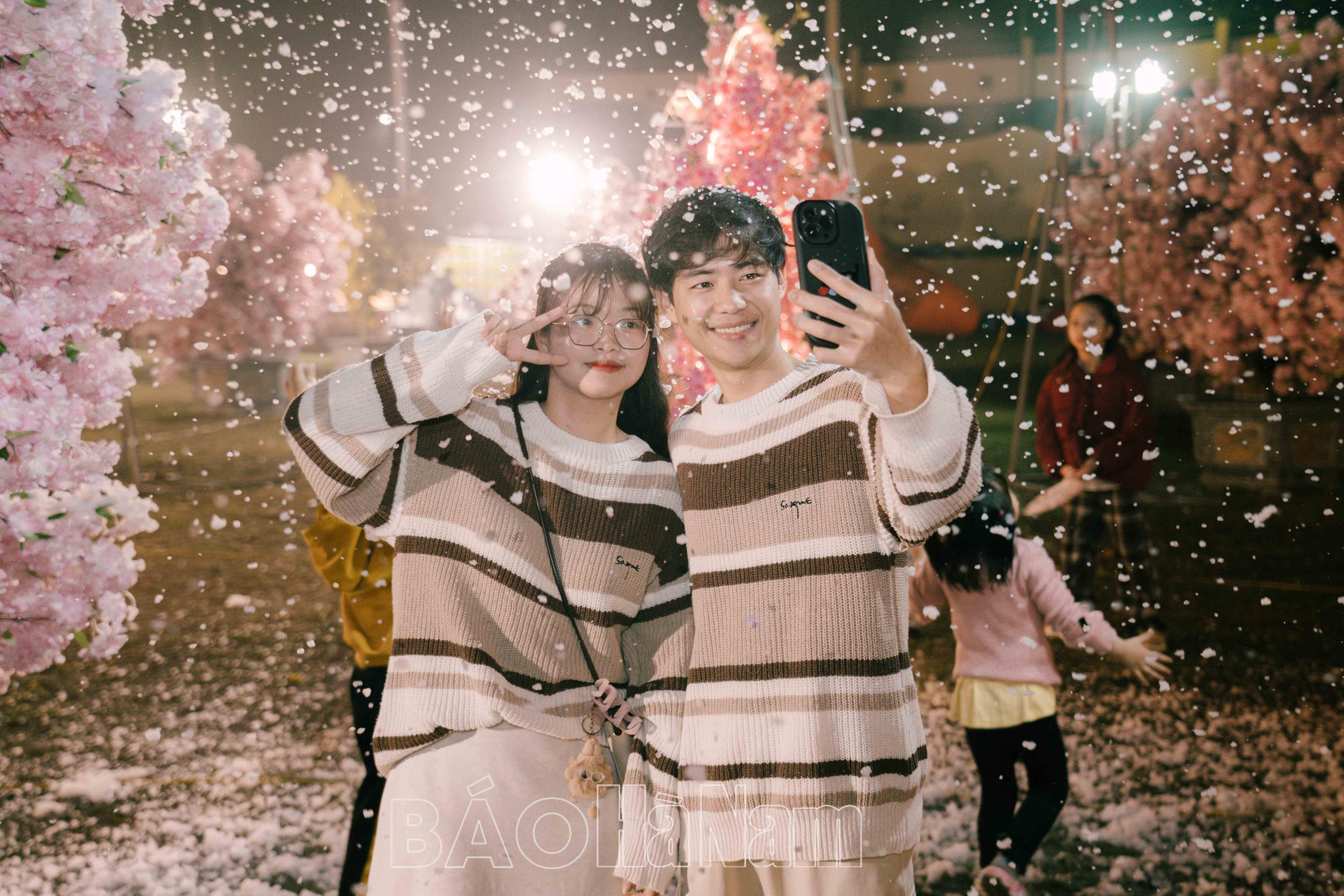 Giới trẻ háo hức check in "tuyết rơi" tại lễ hội tình yêu