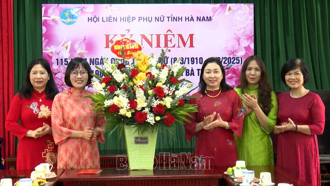 Đồng chí Phó Bí thư Thường trực Tỉnh ủy Đinh Thị Lụa chúc mừng Hội LHPN tỉnh nhân ngày Quốc tế phụ nữ