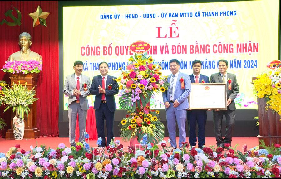 Thanh Phong đón Bằng công nhận xã đạt chuẩn NTM nâng cao