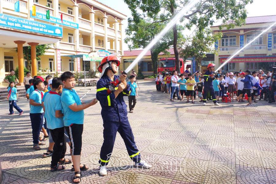 Trang bị kiến thức, kỹ năng ứng phó hỏa hoạn cho học sinh