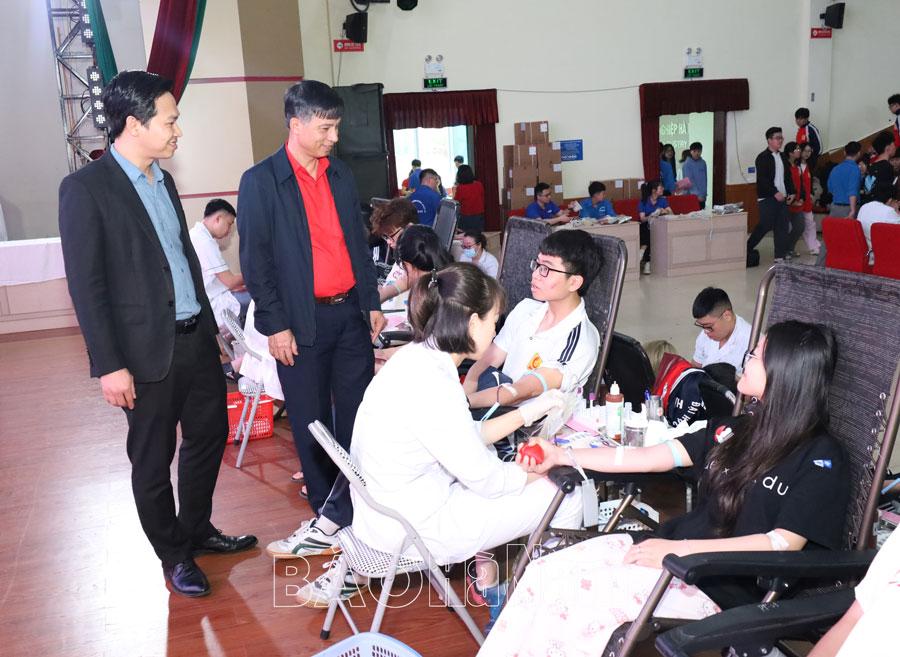 Gần 1.000 tình nguyện viên Trường Đại học Công nghiệp cơ sở Hà Nam tham gia hiến máu
