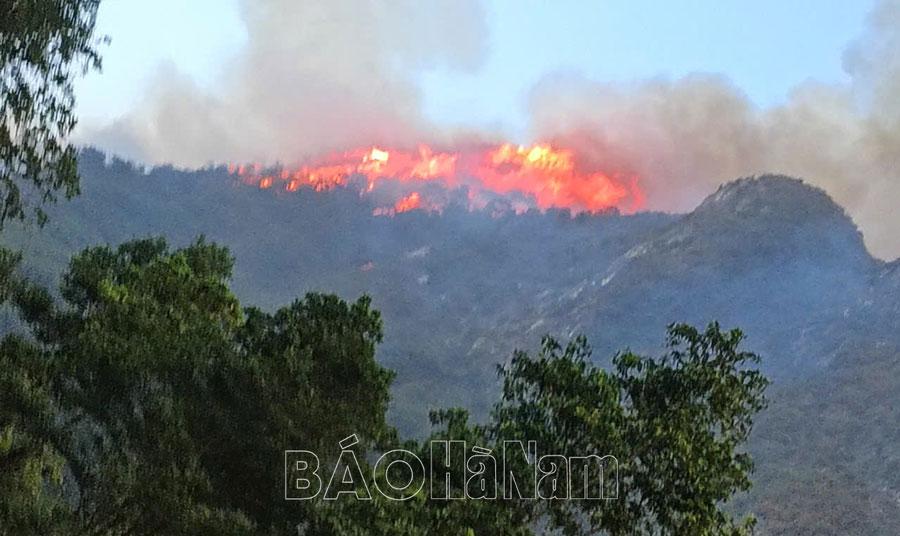 Cháy rừng Ba Sao, lửa tràn qua núi