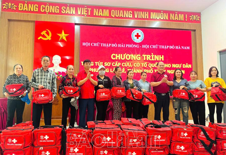 Hội Chữ thập đỏ Hà Nam tặng túi sơ cấp cứu, cờ Tổ quốc cho ngư dân thành phố Thủy Nguyên