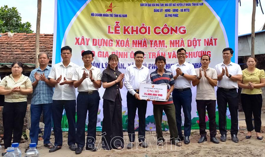 Hội Doanh nhân trẻ tỉnh ủng hộ xóa nhà tạm, nhà dột nát tại xã Phú Phúc
