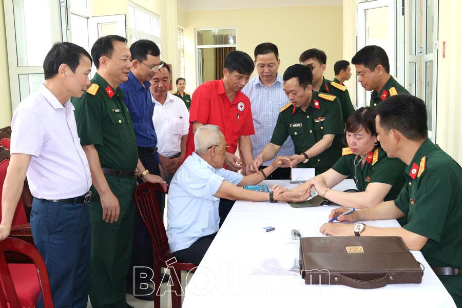 Bộ CHQS tỉnh phối hợp khám bệnh, cấp thuốc miễn phí cho đối tượng chính sách