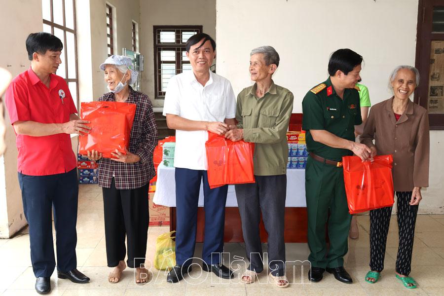 Gần 130 đối tượng chính sách của thị trấn Kiện Khê được khám bệnh, cấp thuốc miễn phí