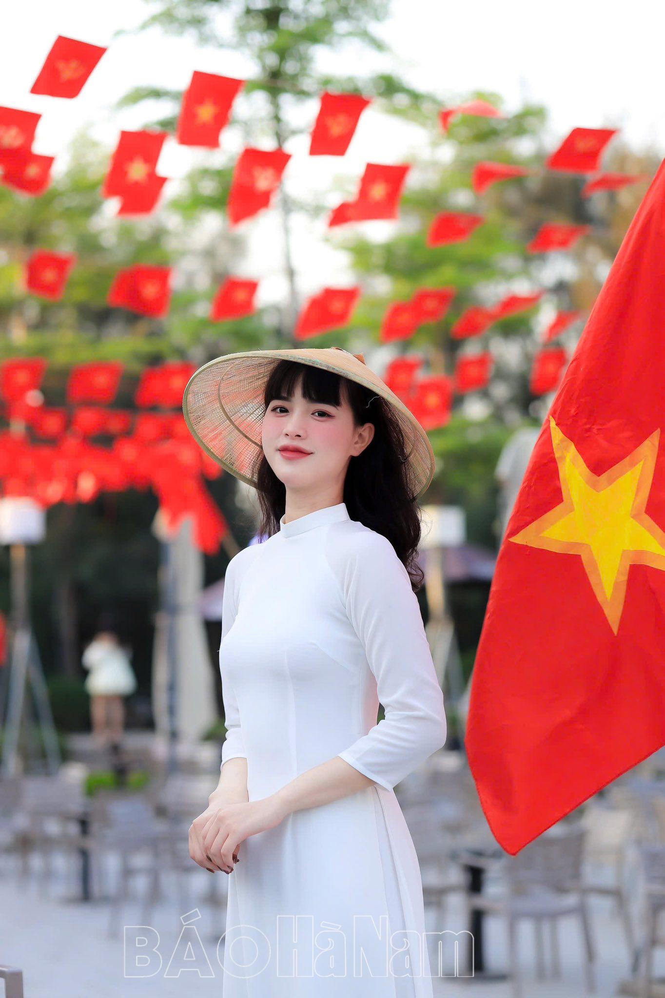 Người dân Hà Nam nô nức bắt "trend" check-in cùng cờ đỏ sao vàng dịp 30/4