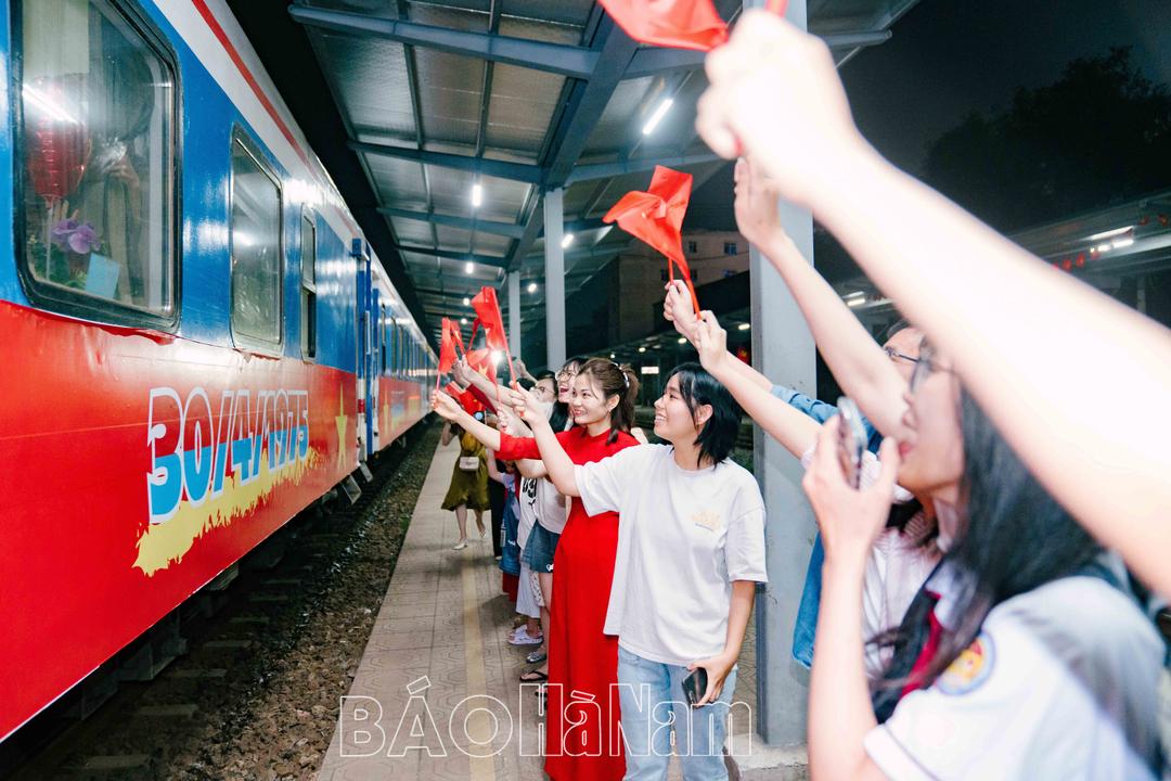 Người dân Hà Nam vui mừng, xúc động chào đón Đoàn tàu Thống Nhất tại Ga Phủ Lý