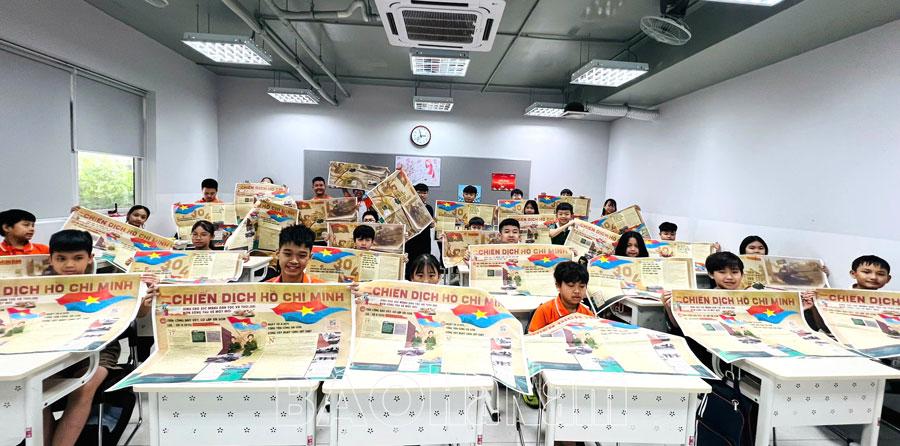 Trao tặng gần 1 nghìn phụ san đặc biệt Báo Nhân Dân đến bạn đọc tỉnh Hà Nam