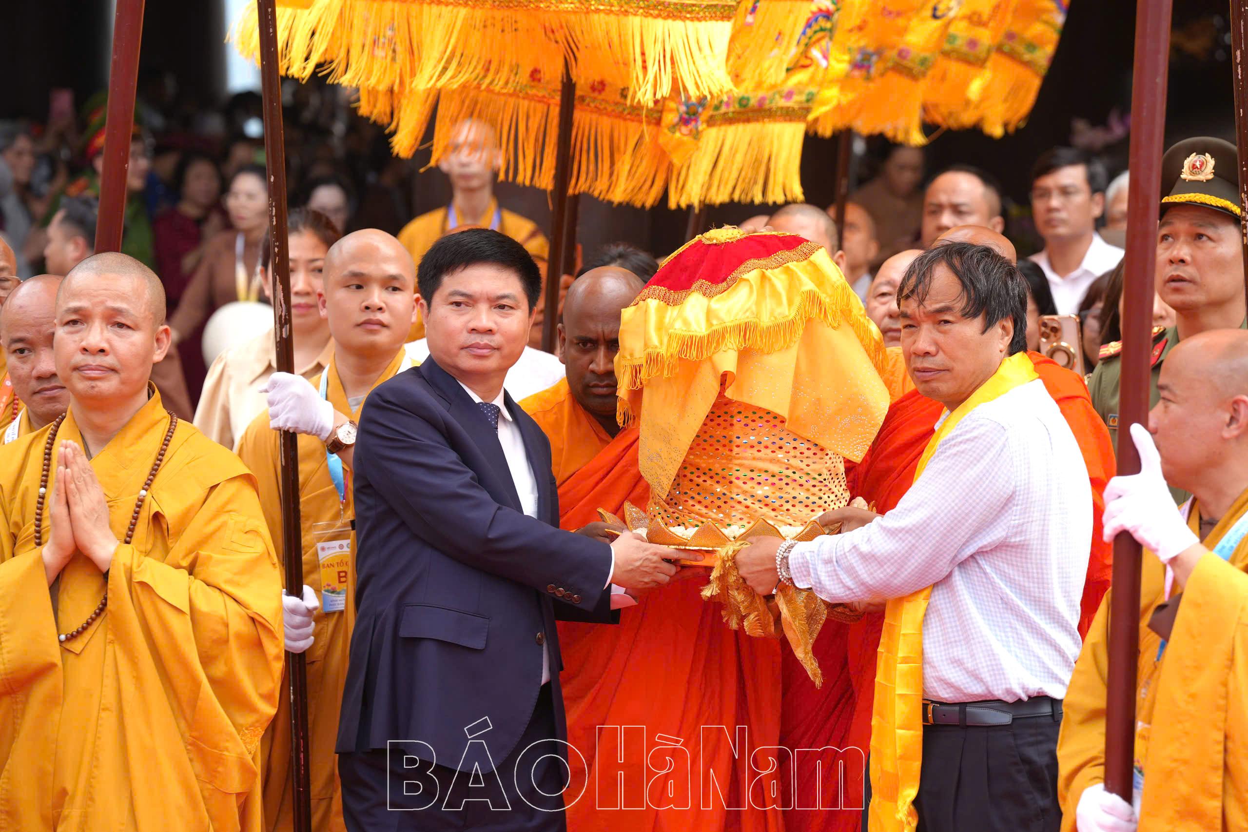 Trang nghiêm Lễ cung rước, tôn trí xá lợi Đức Phật Thích Ca Mâu Ni tại chùa Tam Chúc