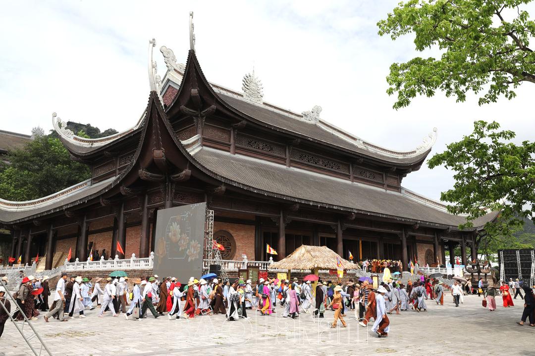 Người dân khắp nơi hoan hỉ đổ về chùa Tam Chúc chiêm bái xá lợi Đức Phật