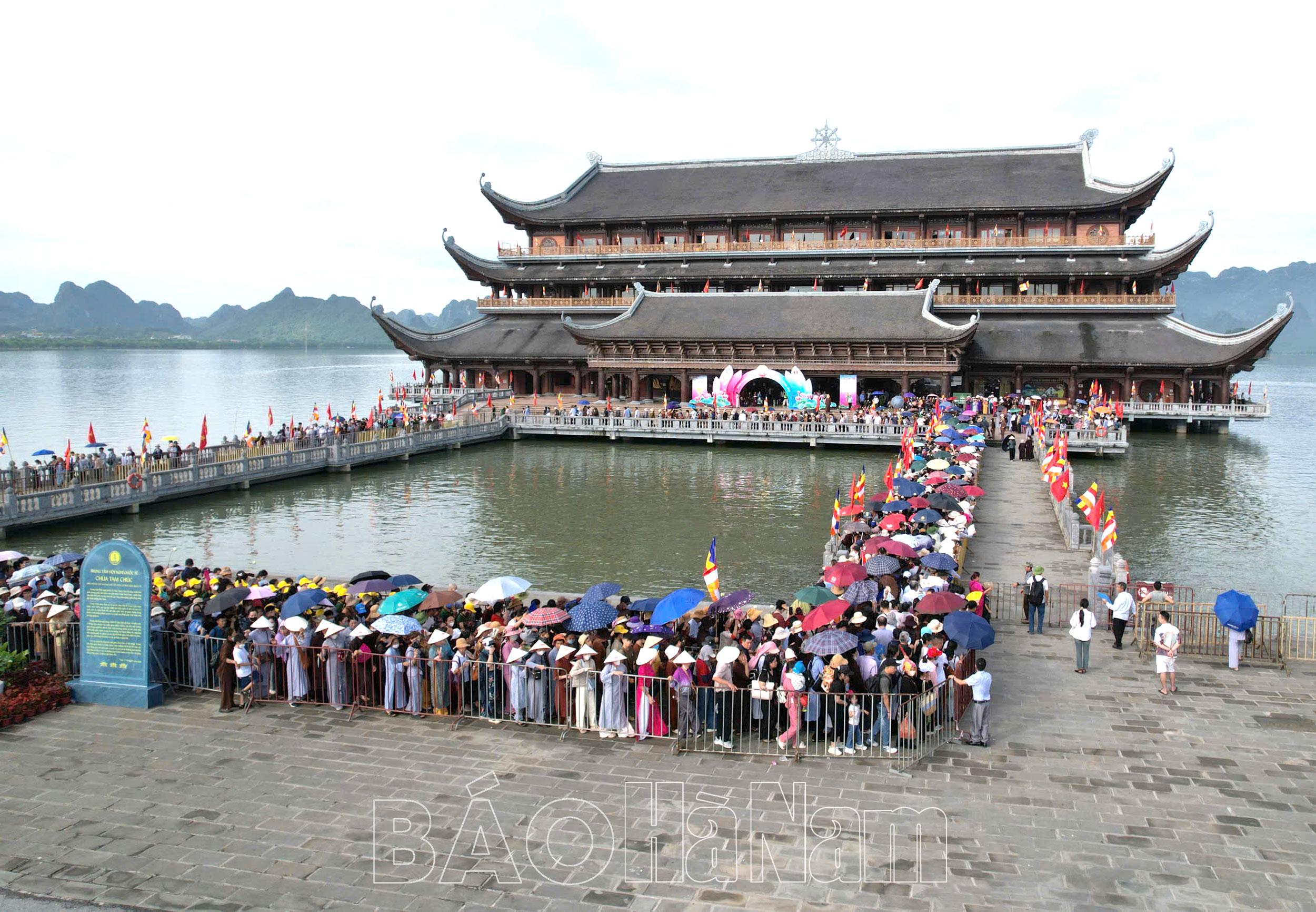 Hàng vạn du khách xếp hàng chờ vào chiêm bái Đức Phật tại chùa Tam Chúc