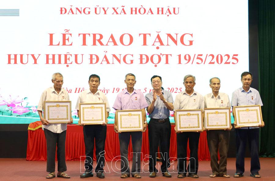 Lý Nhân trao tặng, truy tặng Huy hiệu Đảng cho 196 đảng viên