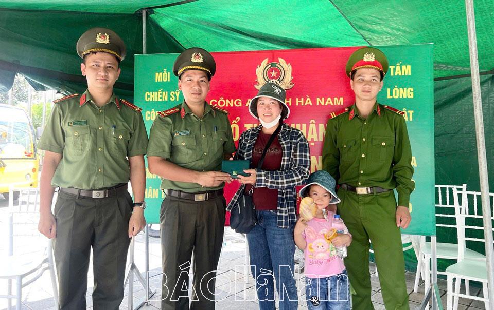 Bảo đảm an ninh trật tự, an toàn giao thông cho người dân về chiêm bái xá lợi Đức Phật