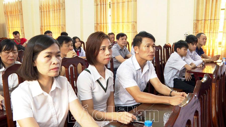 Trao tặng dụng cụ môn Pickleball cho các trường học trên địa bàn thành phố Phủ Lý