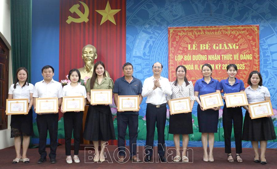 Đảng ủy UBND tỉnh bế giảng lớp bồi dưỡng nhận thức về Đảng khóa II